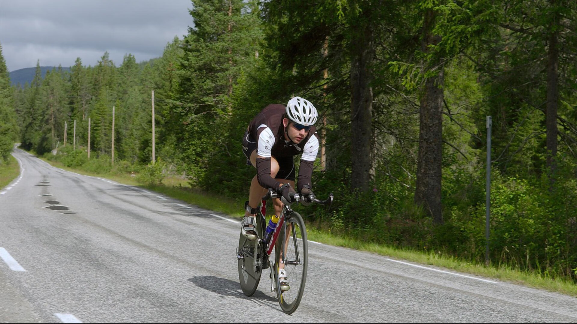 “山谷追逐:峡谷中的极速激战”,山谷峡谷河谷